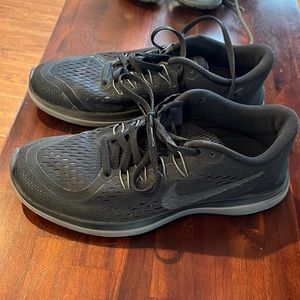Womens Like New Black Nike Flex 2017 Run